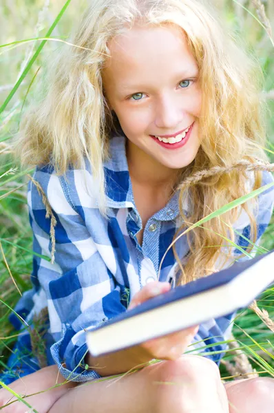 Menina leitura livro — Fotografia de Stock