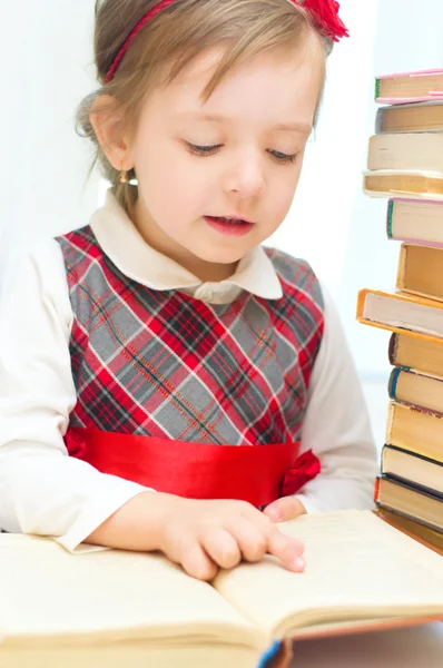 Barn läser en bok inomhus — Stockfoto