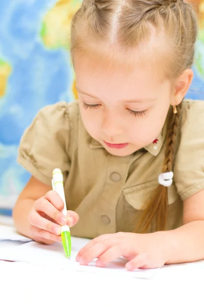 Barn skriver i förskolan — Stockfoto