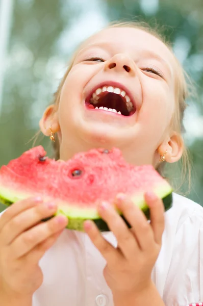 Kind isst Wassermelone — Stockfoto