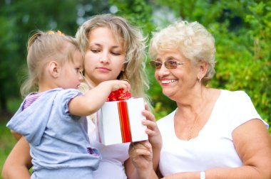 büyük-büyükannesi hediye teklif