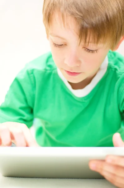 Kid using tablet computer — Stock Photo, Image