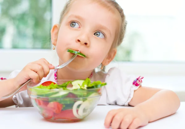 Kind eten plantaardige salade — Stockfoto