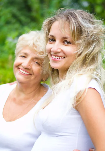 Mormor och barnbarn — Stockfoto