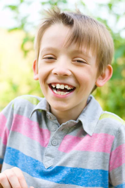 Szczęśliwy chłopiec śmiejąc się — Zdjęcie stockowe