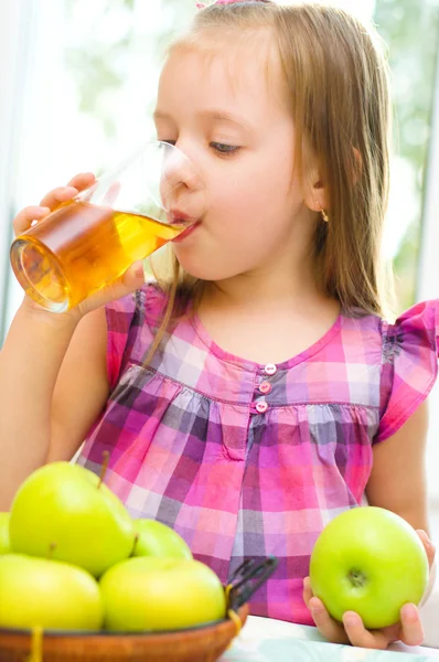 Kleines Mädchen trinkt Apfelsaft — Stockfoto