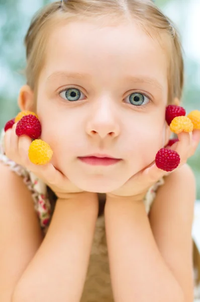 Niño con frambuesa — Foto de Stock