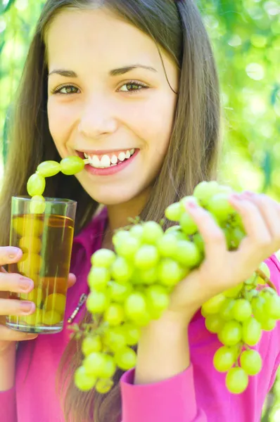 Girl drinking grapes juice outdoors — Stock Photo, Image