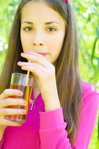 Mädchen trinkt Apfelsaft — Stockfoto