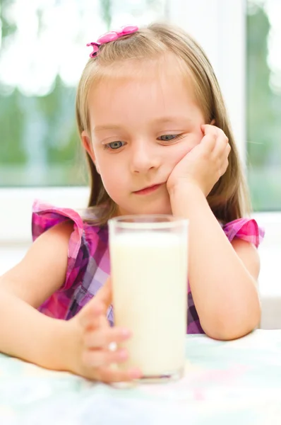 Child refuses to drink milk — Stock Photo, Image