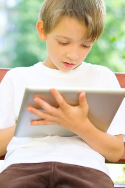 tablet ile küçük çocuk