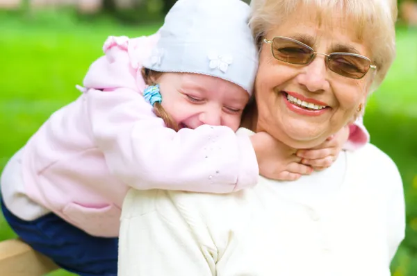 Porträtt av mormor med barnbarn — Stockfoto