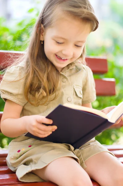 小女孩读一本书 — 图库照片