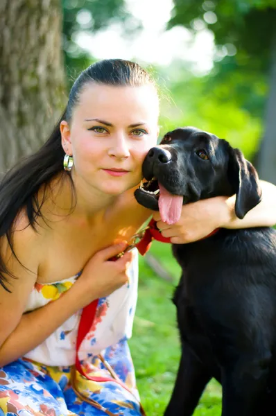 Kvinna med hund — Stockfoto