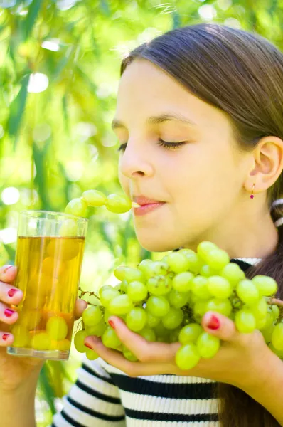 Girl holding grapes — Stock Photo, Image