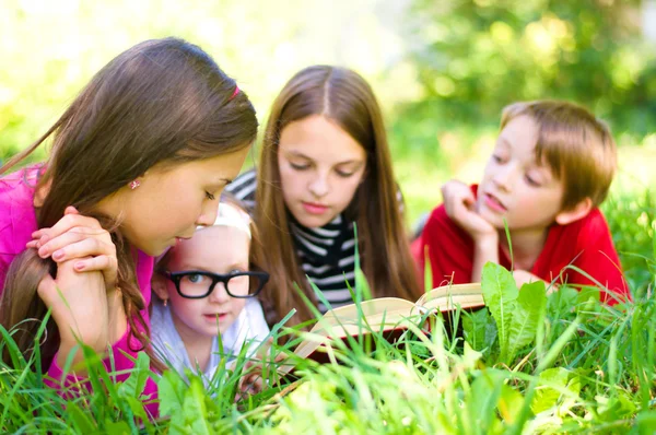 Kinderen die een boek lezen — Stockfoto