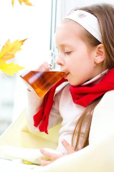 Lapsen juominen teetä — kuvapankkivalokuva