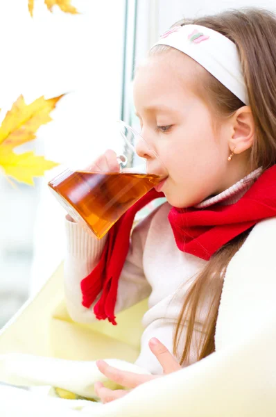 子供がお茶を飲む — ストック写真