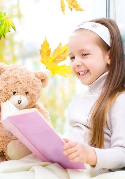 Kid lezen van een boek — Stockfoto