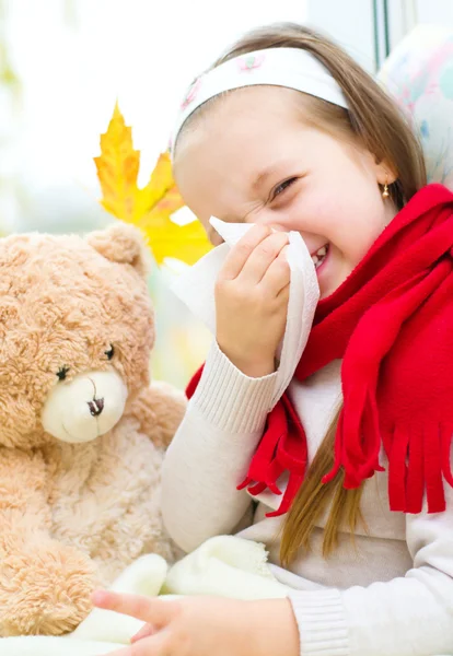 Bambino che soffia il naso — Foto Stock