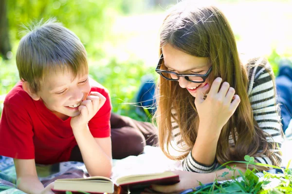 Barn som läser en bok Royaltyfria Stockfoton