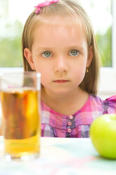 Child refuses to drink apple juice — Stock Photo, Image