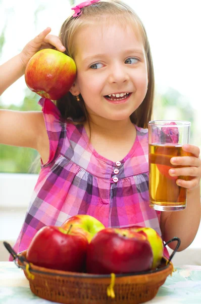 Kind hält Äpfel in der Hand — Stockfoto