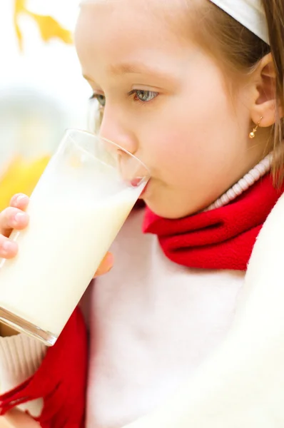 Kleines Mädchen trinkt Milch — Stockfoto