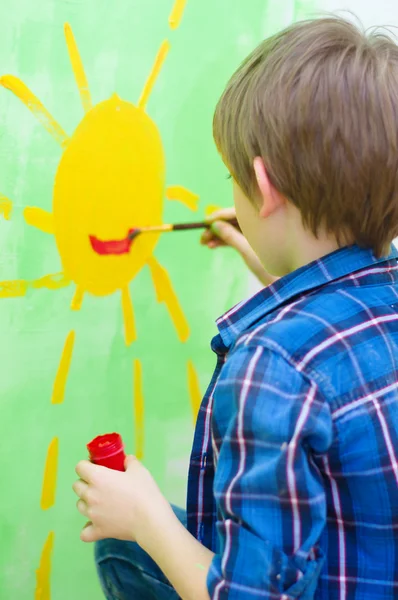 Jongen schilderen op de muur — Stockfoto