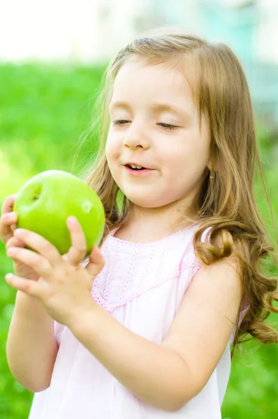 Малыш держит в руках зеленое яблоко — стоковое фото