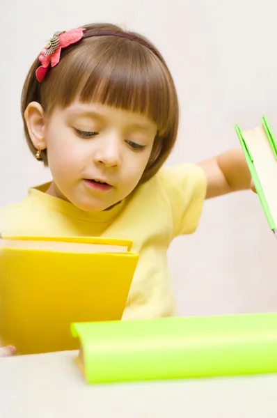 Criança brincando com livros — Fotografia de Stock