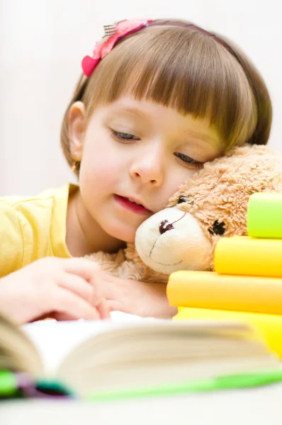 Child reading — Stock Photo, Image