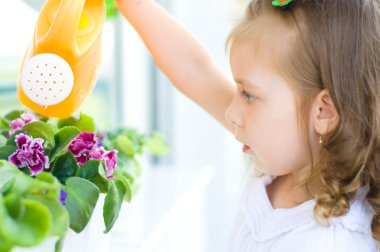 çiçek sulama çocuk
