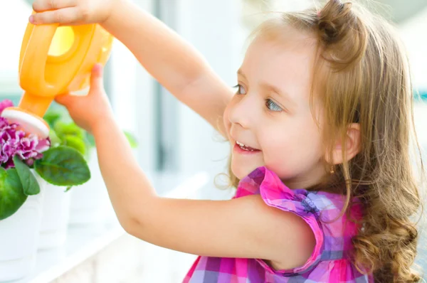 Kid drenken bloemen — Stockfoto