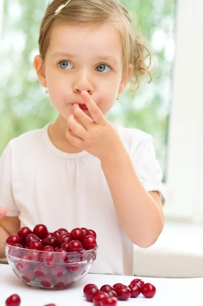 Kid with cherry berries — Stock Photo, Image