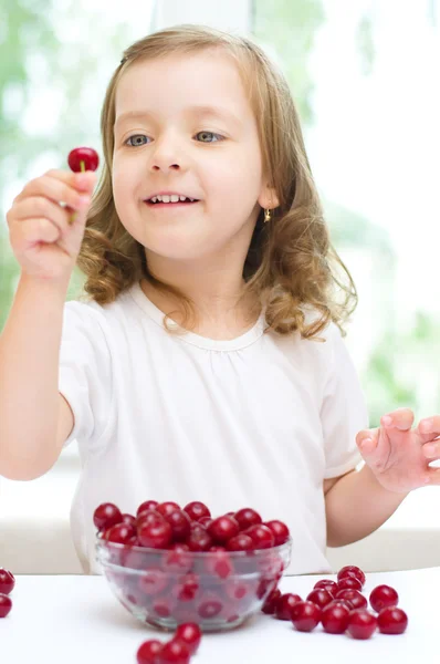 Kid with cherry berries — Stock Photo, Image