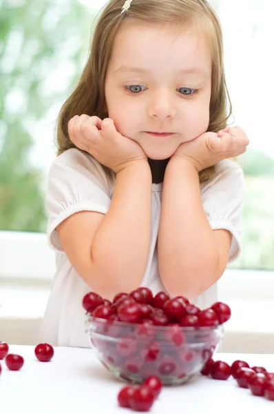 Kiraz meyveleri ile çocuk — Stok fotoğraf