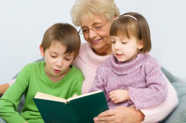 Büyükanne bir kitap okuma