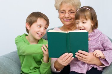 Büyükanne bir kitap okuma