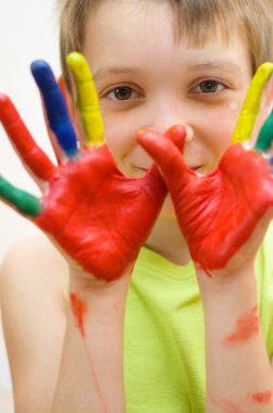 boyalı ellerle çocuk