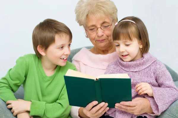 Grand-mère lisant un livre — Photo