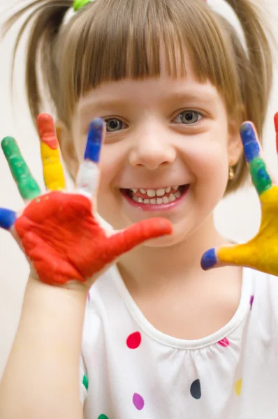 Kind met geschilderde handen — Stockfoto