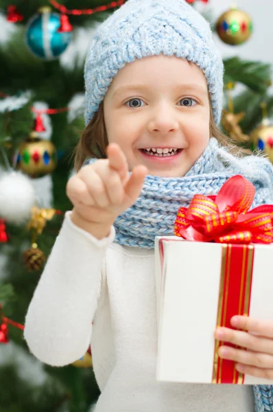 Niño con caja de regalo —  Fotos de Stock