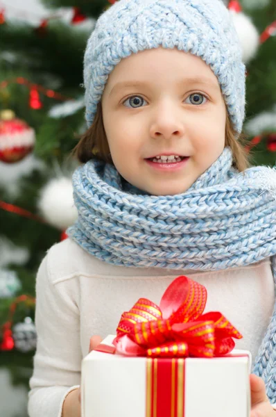 Child with gift box — Stock Photo, Image