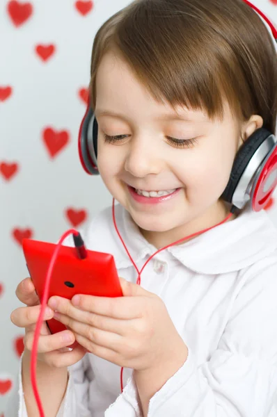 Petite fille écoutant la musique — Photo