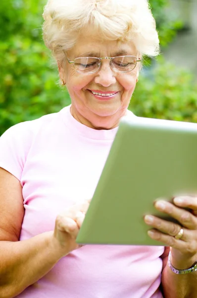 Üst düzey kadın tablet kullanma — Stok fotoğraf