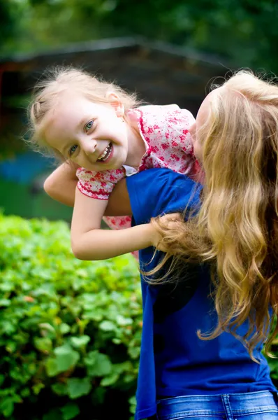 Kinder spielen — Stockfoto