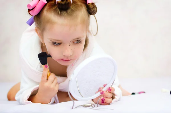 Niños pintando labios —  Fotos de Stock