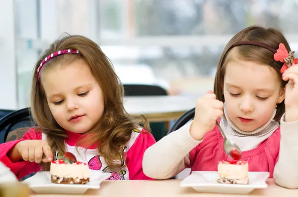 Kinder essen — Stockfoto