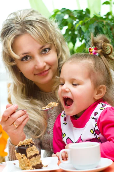 Madre alimentando a su hija — Foto de Stock